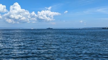 雲と海と軍艦